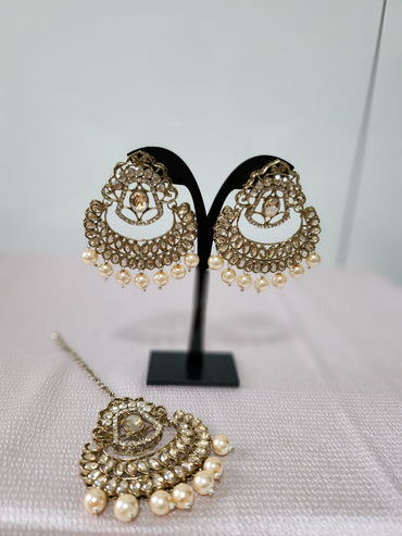 Exquisite Kundan Earrings and Tikka Set with Pearl Detailing