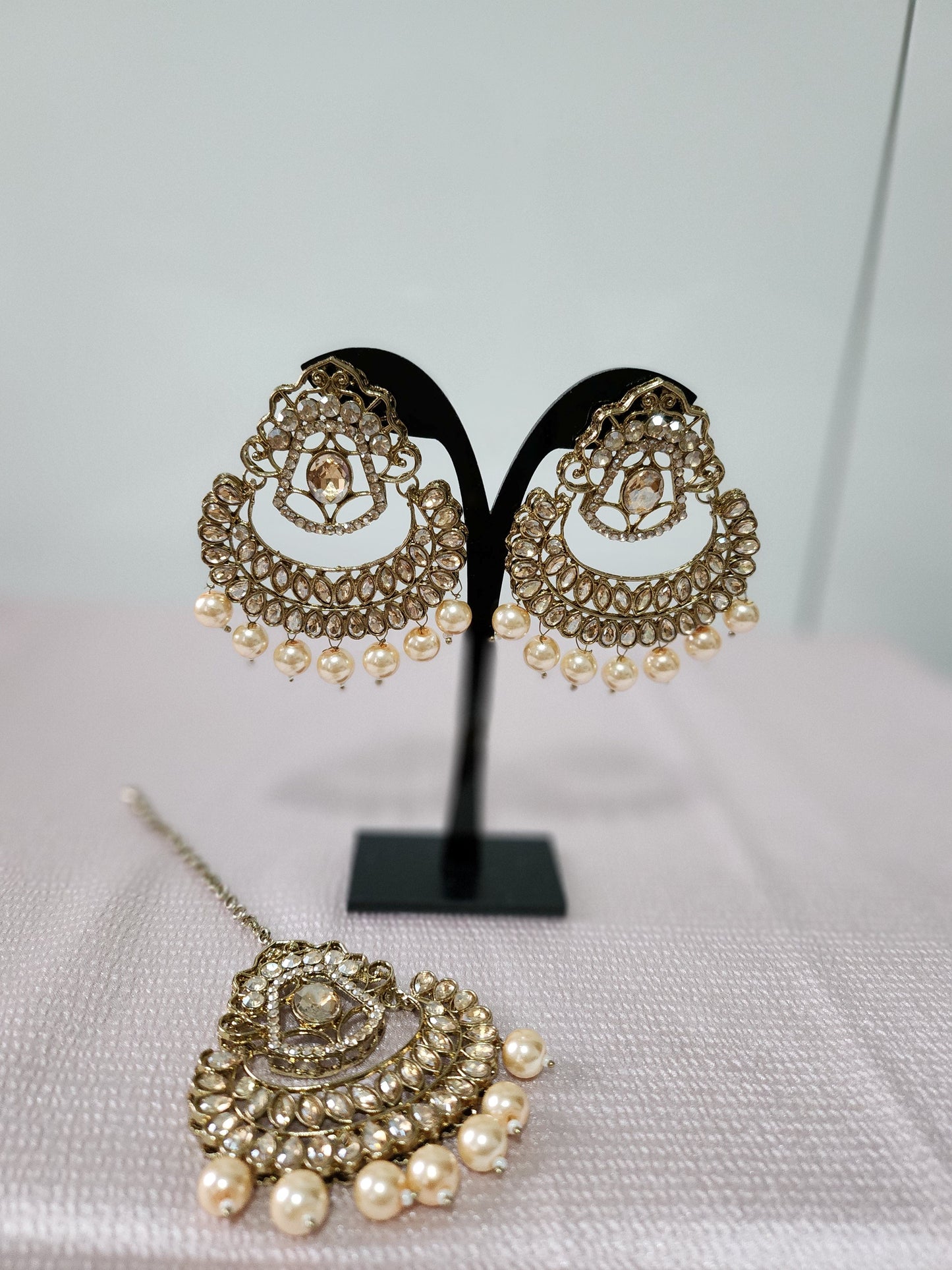 Exquisite Kundan Earrings and Tikka Set with Pearl Detailing