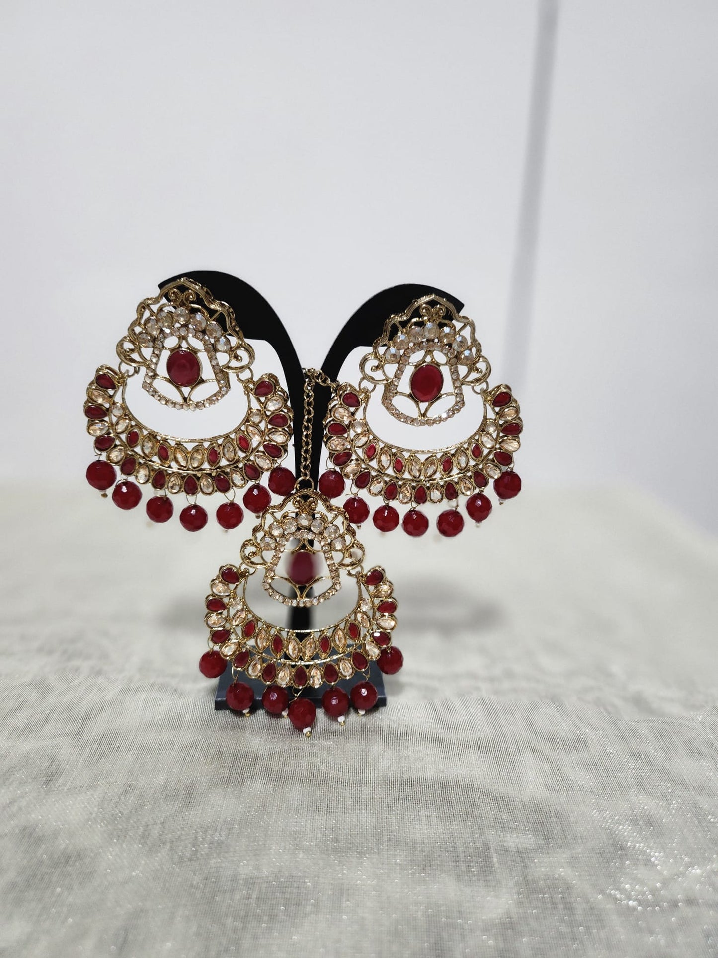 Exquisite Kundan Earrings and Tikka Set with Pearl Detailing