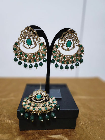 Exquisite Kundan Earrings and Tikka Set with Pearl Detailing