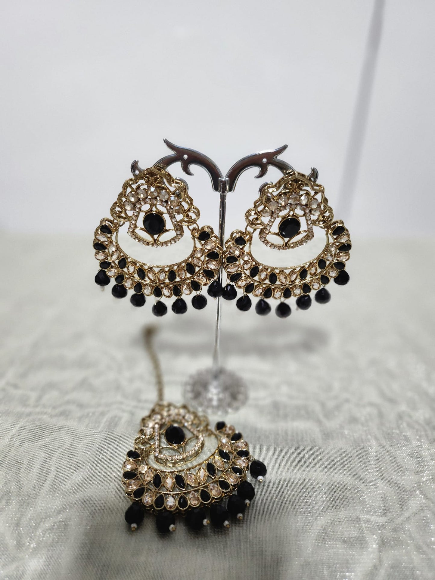 Exquisite Kundan Earrings and Tikka Set with Pearl Detailing