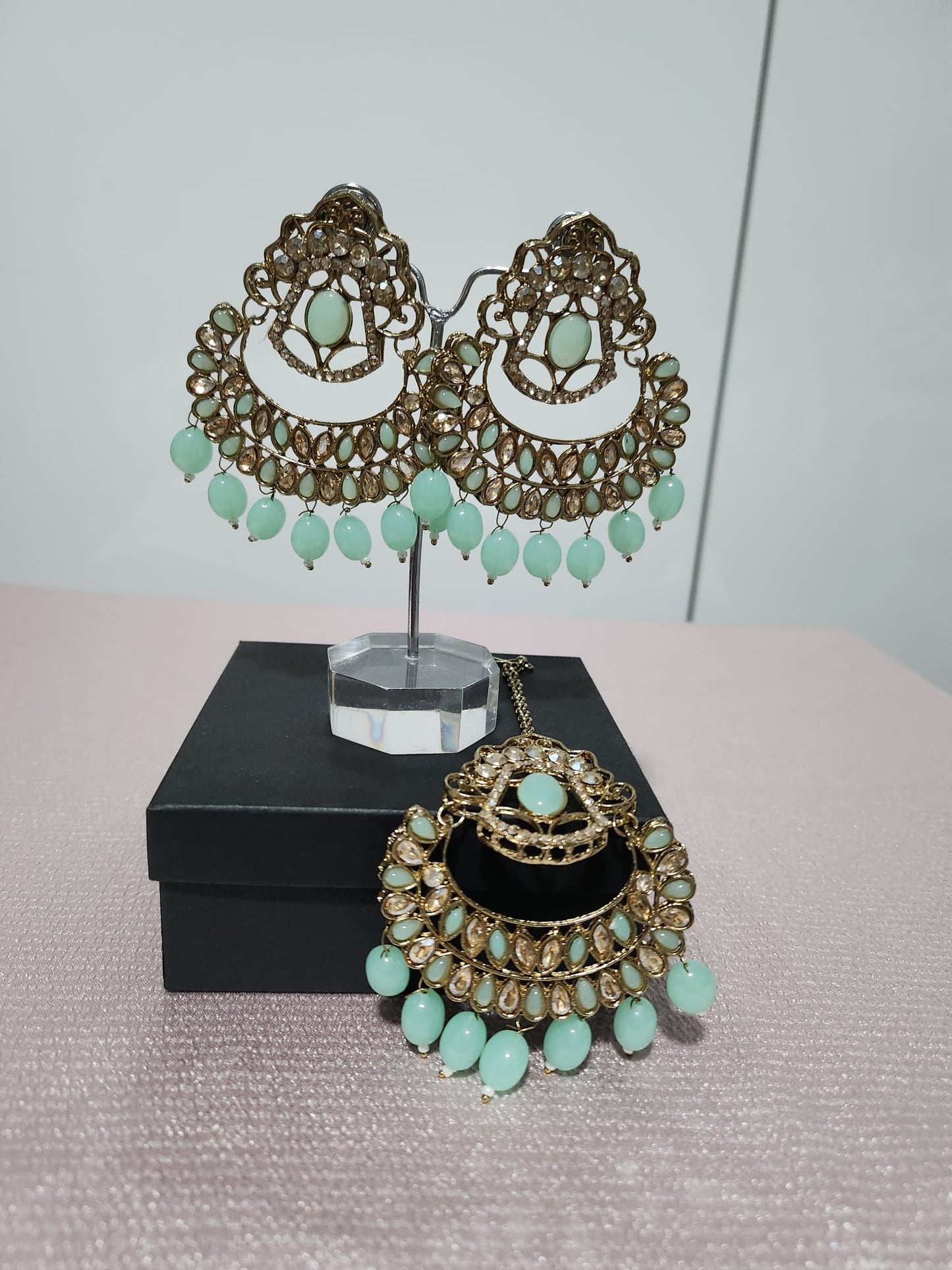 Exquisite Kundan Earrings and Tikka Set with Pearl Detailing