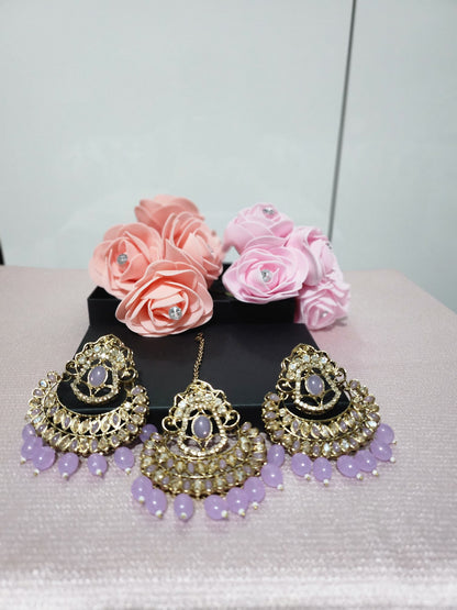 Exquisite Kundan Earrings and Tikka Set with Pearl Detailing