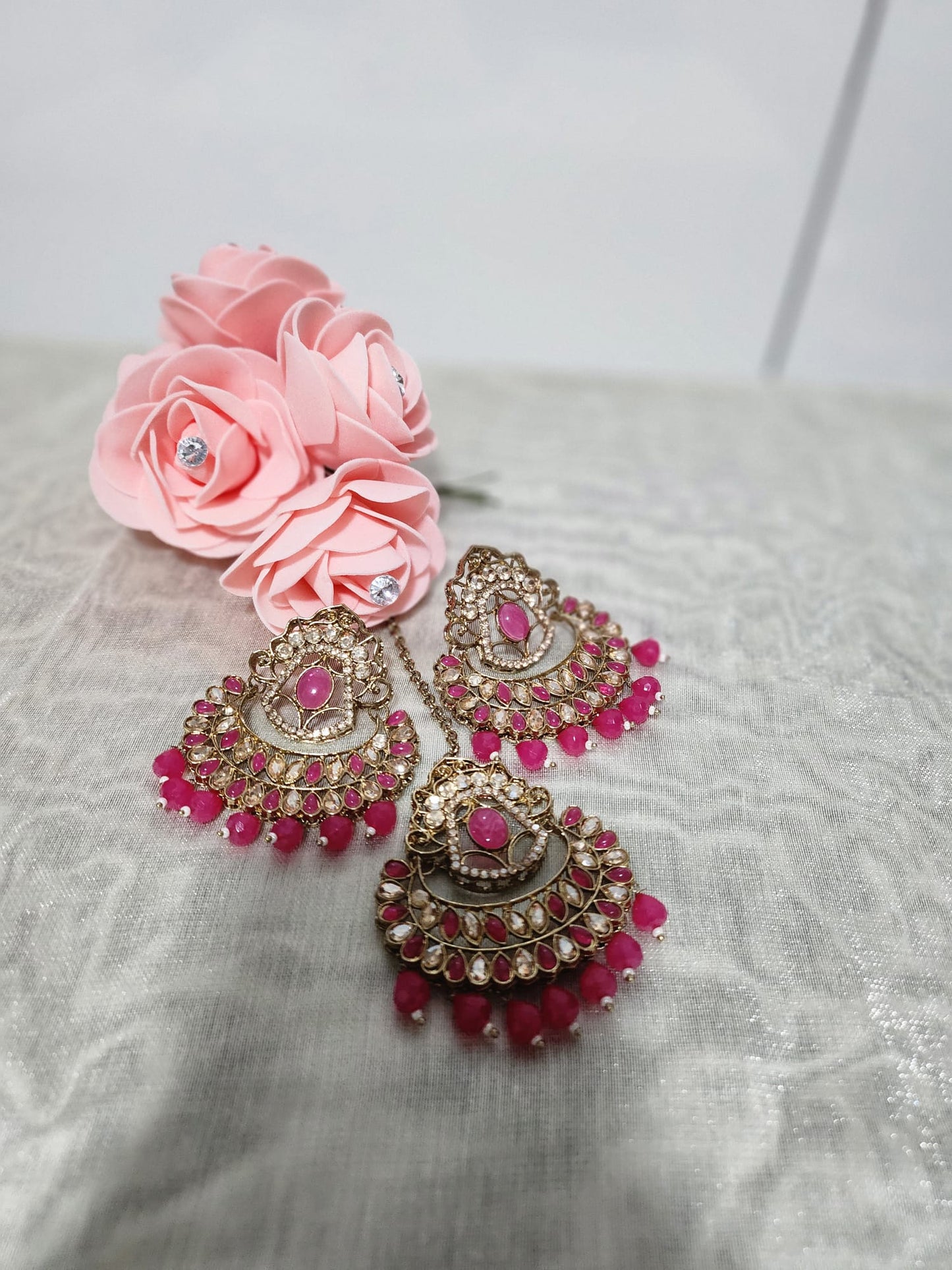 Exquisite Kundan Earrings and Tikka Set with Pearl Detailing