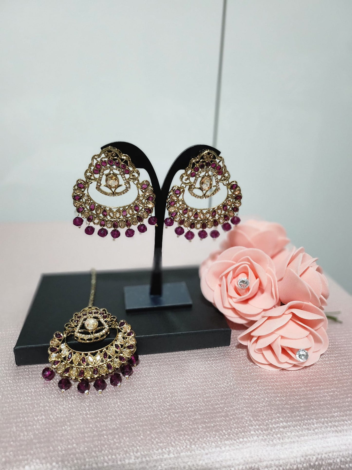 Exquisite Kundan Earrings and Tikka Set with Pearl Detailing