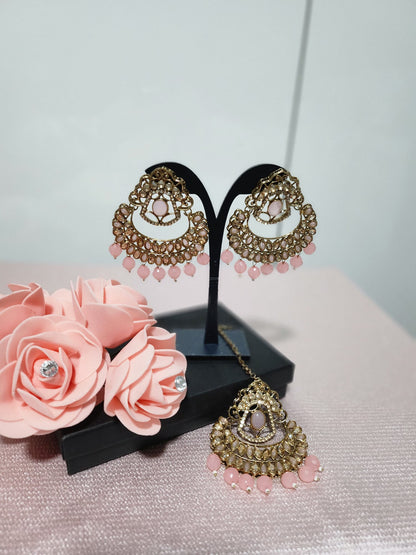 Exquisite Kundan Earrings and Tikka Set with Pearl Detailing