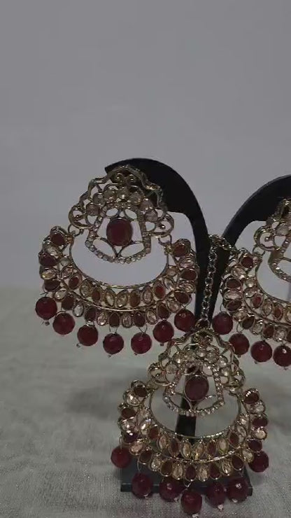 Exquisite Kundan Earrings and Tikka Set with Pearl Detailing