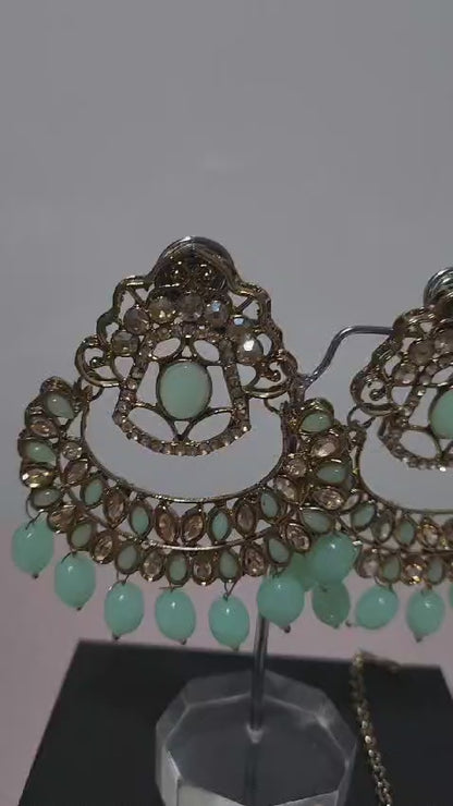 Exquisite Kundan Earrings and Tikka Set with Pearl Detailing